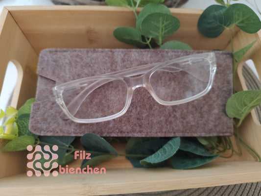 Brillenetui mit Eingriff