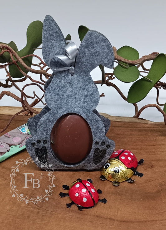 Hase zusammengeklappt mit gravierten Füßen, Ü Ei 10er Set Stückpreis ab 1.32 Euro zzgl. 19% MwSt.