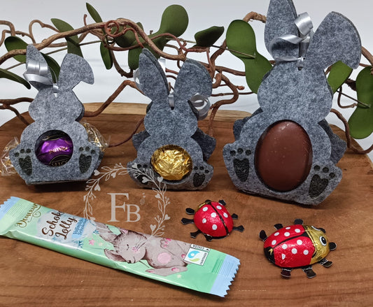 Hase zusammengeklappt mit gravierten Füßen, Ü Ei 10er Set Stückpreis ab 1.32 Euro zzgl. 19% MwSt.