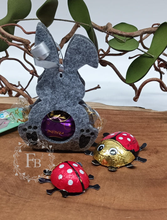 Hase zusammengeklappt mit gravierten Füßen, Schokokugeln 7er Set Stückpreis ab 0.86 Euro zzgl. 19% MwSt.