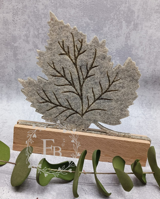 Blatt Holzfigur mit Gravur