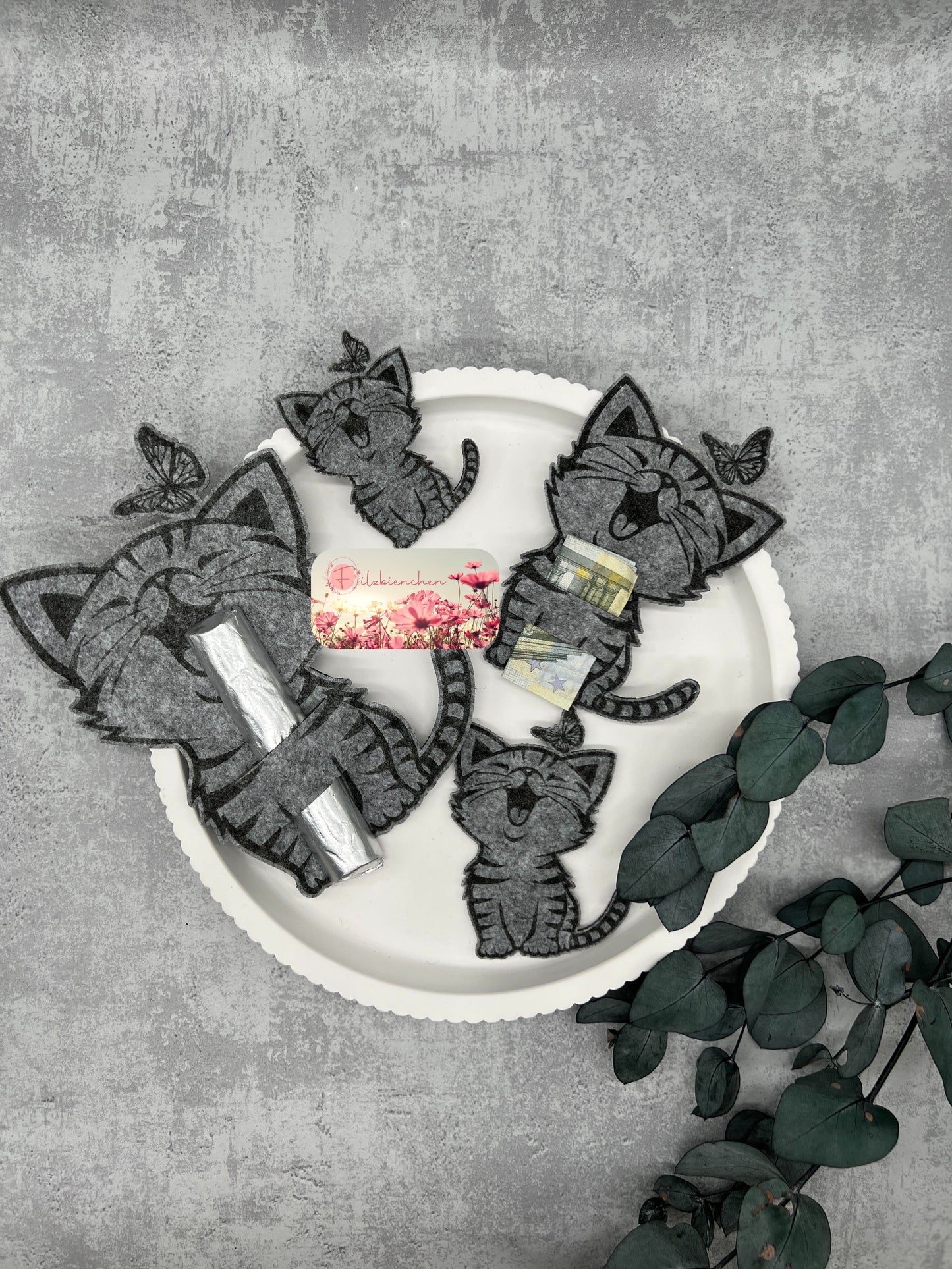 Katze mit Schmetterling, Gravur 8 cm (10er Set) Stückpreis ab 0.35 Euro zzgl. 19% MwSt.