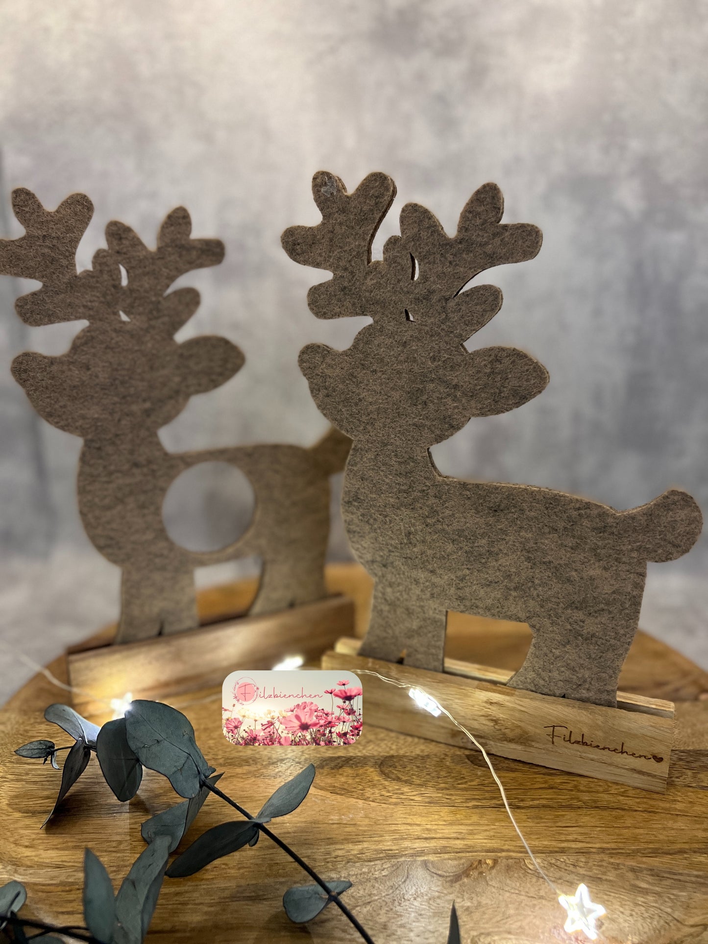 Rentier klein, Bastelset mit Holzständer Nußbaum
