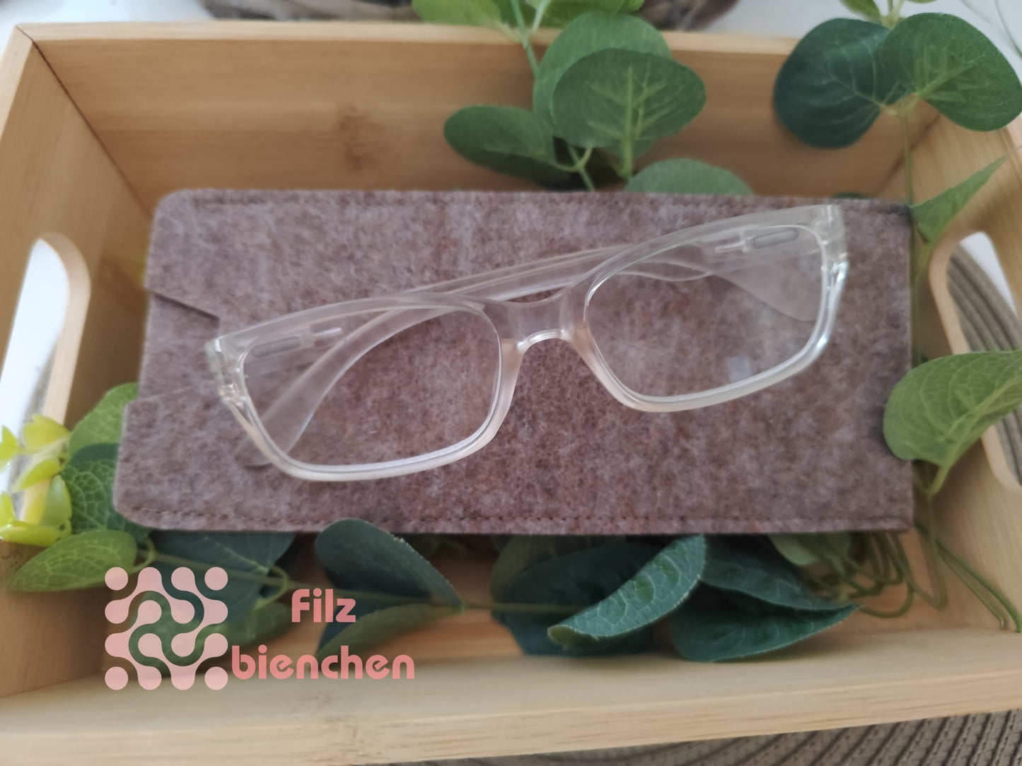 Brillenetui mit Eingriff
