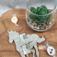 Pferd galoppierend mit Schlitz Geld